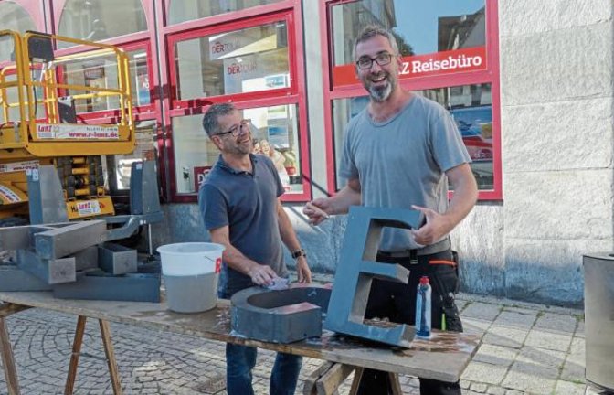 Keine Zeitungsente: Bei der VKZ wurden Buchstaben geputzt. Der Schriftzug am Verlagsgebäude wird auf LED-Beleuchtung umgerüstet.  Foto: Rücker