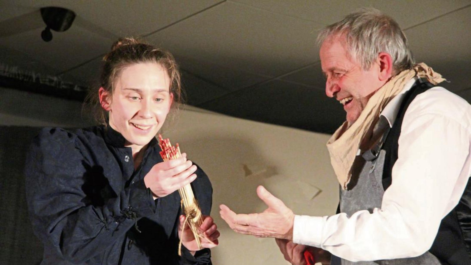 Die Erfindung des Zündholzes gelingt Kammerer (Bernd Schlegel) mit Hilfe von Friederike (Laura Kaiser). Fotos: Gergen Die Erfindung des Zündholzes gelingt Kammerer (Bernd Schlegel) mit Hilfe von Friederike (Laura Kaiser). Fotos: Gergen