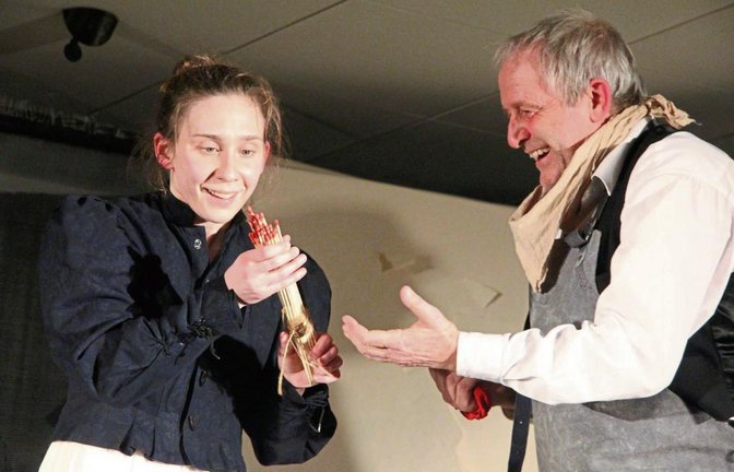 Die Erfindung des Zündholzes gelingt Kammerer (Bernd Schlegel) mit Hilfe von Friederike (Laura Kaiser).  Fotos: Gergen