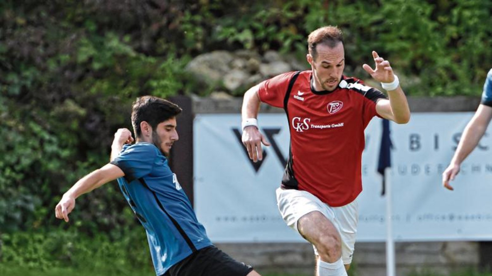 Mit Mircea Schipor (links) geht der VfB Vaihingen das Ziel an, auch in dieser Saison eine Spitzenplatzierung in der Kreisliga B 7 zu erreichen. Foto: Leitner Mit Mircea Schipor (links) geht der VfB Vaihingen das Ziel an, auch in dieser Saison eine Spitzenplatzierung in der Kreisliga B 7 zu erreichen. Foto: Leitner
