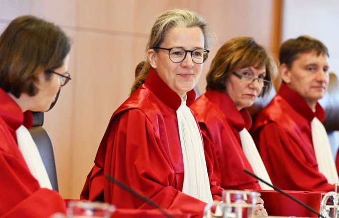 Der Zweite Senat des Bundesverfassungsgerichts, (l-r), Astrid Wallrabenstein, Ann-Katrin Kaufhold (Vorsitz), Christine Langenfeld, Thomas Offenloch, eröffnet die mündliche Verhandlung in Sachen „Gebäudeenergiegesetzänderungsgesetz“.<span class='image-autor'>Uli Deck/dpa</span>