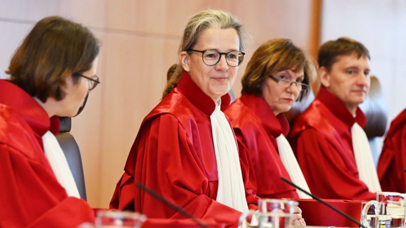 Der Zweite Senat des Bundesverfassungsgerichts, (l-r), Astrid Wallrabenstein, Ann-Katrin Kaufhold (Vorsitz), Christine Langenfeld, Thomas Offenloch, eröffnet die mündliche Verhandlung in Sachen „Gebäudeenergiegesetzänderungsgesetz“.Uli Deck/dpa Der Zweite Senat des Bundesverfassungsgerichts, (l-r), Astrid Wallrabenstein, Ann-Katrin Kaufhold (Vorsitz), Christine Langenfeld, Thomas Offenloch, eröffnet die mündliche Verhandlung in Sachen „Gebäudeenergiegesetzänderungsgesetz“.Uli Deck/dpa