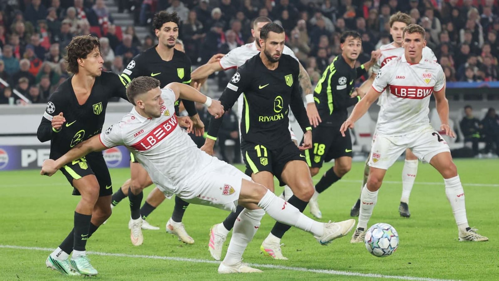 Der eingewechselte Ermedin Demirovic (am Ball) hängt sich voll rein – und der VfB holt gegen Atlético Madrid ein 1:1.Baumann/Hansi Britsch Der eingewechselte Ermedin Demirovic (am Ball) hängt sich voll rein – und der VfB holt gegen Atlético Madrid ein 1:1.Baumann/Hansi Britsch