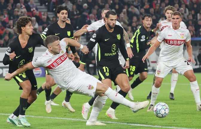 Der eingewechselte Ermedin Demirovic (am Ball) hängt sich voll rein – und der VfB holt gegen Atlético Madrid ein 1:1.<span class='image-autor'>Baumann/Hansi Britsch</span>