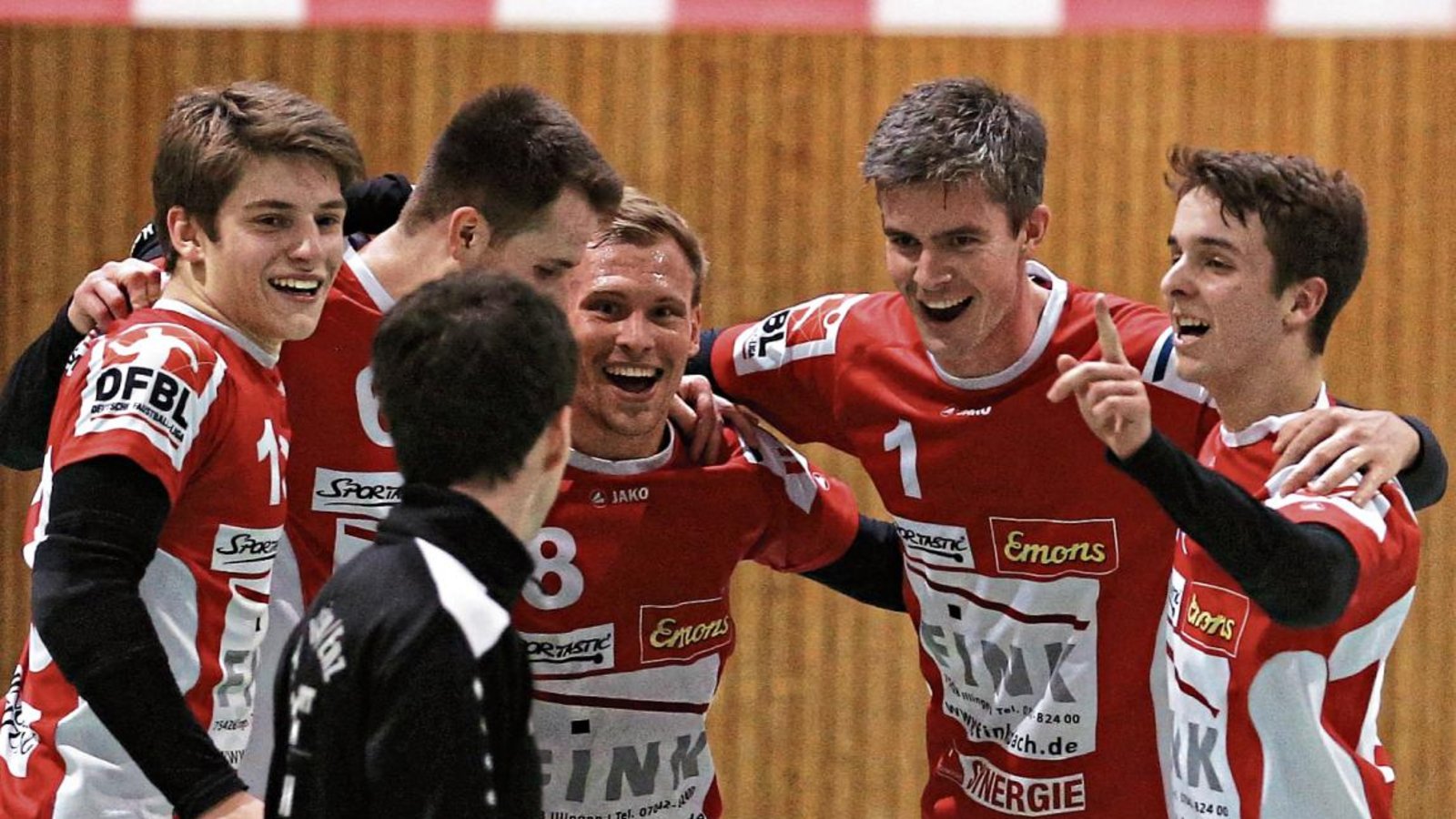 Freudentanz nach dem Sieg gegen Pfungstadt: Spielertrainer Marco Lochmahr (vorne) sowie (von links): Jakob Kilpper, Tobias Rommel, Daniel Wörsinger, Kolja Meyer und Max Winkler. Foto: Küppers