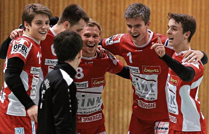 Freudentanz nach dem Sieg gegen Pfungstadt: Spielertrainer Marco Lochmahr (vorne) sowie (von links): Jakob Kilpper, Tobias Rommel, Daniel Wörsinger, Kolja Meyer und Max Winkler. Foto: Küppers