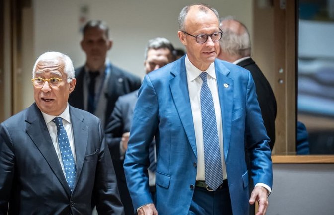 EU-Ratspräsident António Costa (l.) und Bundeskanzler Friedrich Merz haben die Mitgliedstaaten bereits auf zähe Verhandlugnen zum EU-Haushalt 2028 eingestimmt.<span class='image-autor'>Michael Kappeler/dpa</span>