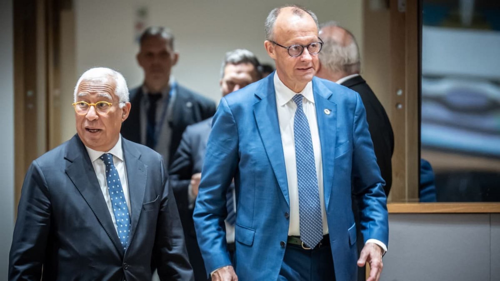 EU-Ratspräsident António Costa (l.) und Bundeskanzler Friedrich Merz haben die Mitgliedstaaten bereits auf zähe Verhandlugnen zum EU-Haushalt 2028 eingestimmt.Michael Kappeler/dpa