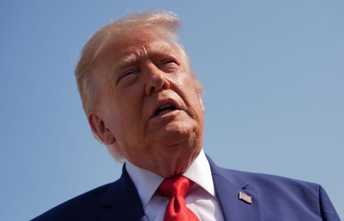 US-Präsident Donald Trump hat die angekündigte Angriffswelle auf den Iran vorerst abgesagt. Er behauptet, es zeichne sich eine Vereinbarung ab.<span class='image-autor'>Julia Demaree Nikhinson/AP/dpa</span>
