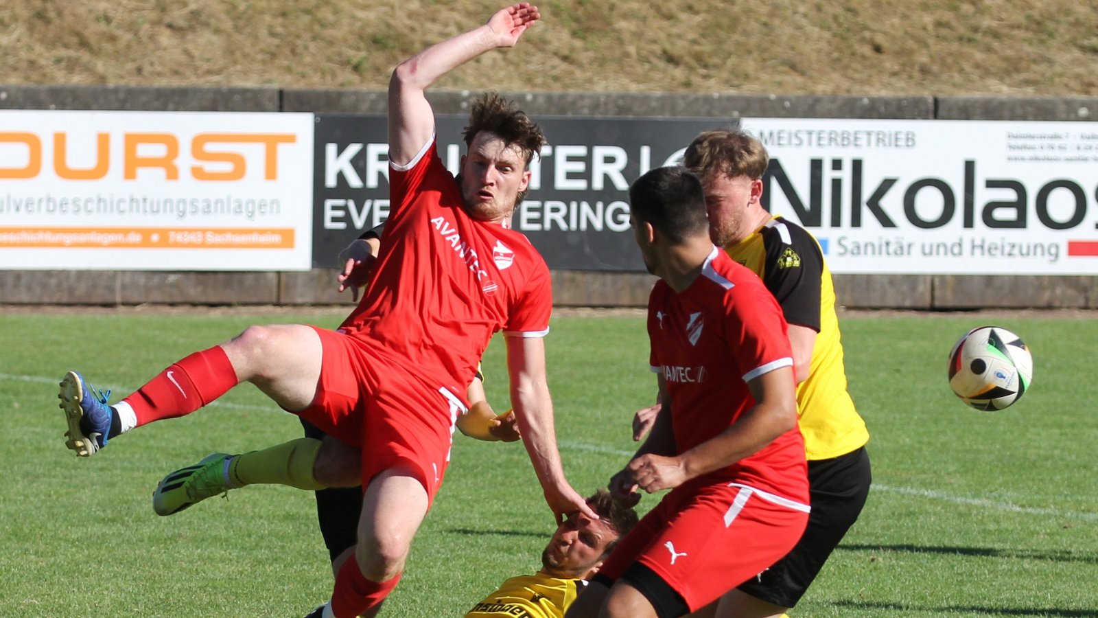 Auch in diesem Jahr dürfte es im Stadtpokal hoch hergehen wie hier zwischen dem SV Horrheim (rot) und dem TSV Ensingen. Foto: Dittrich Auch in diesem Jahr dürfte es im Stadtpokal hoch hergehen wie hier zwischen dem SV Horrheim (rot) und dem TSV Ensingen. Foto: Dittrich