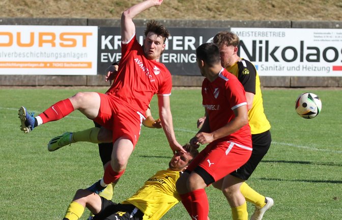 Auch in diesem Jahr dürfte es im Stadtpokal hoch hergehen wie hier zwischen dem SV Horrheim (rot) und dem TSV Ensingen. <span class='image-autor'>Foto: Dittrich</span>