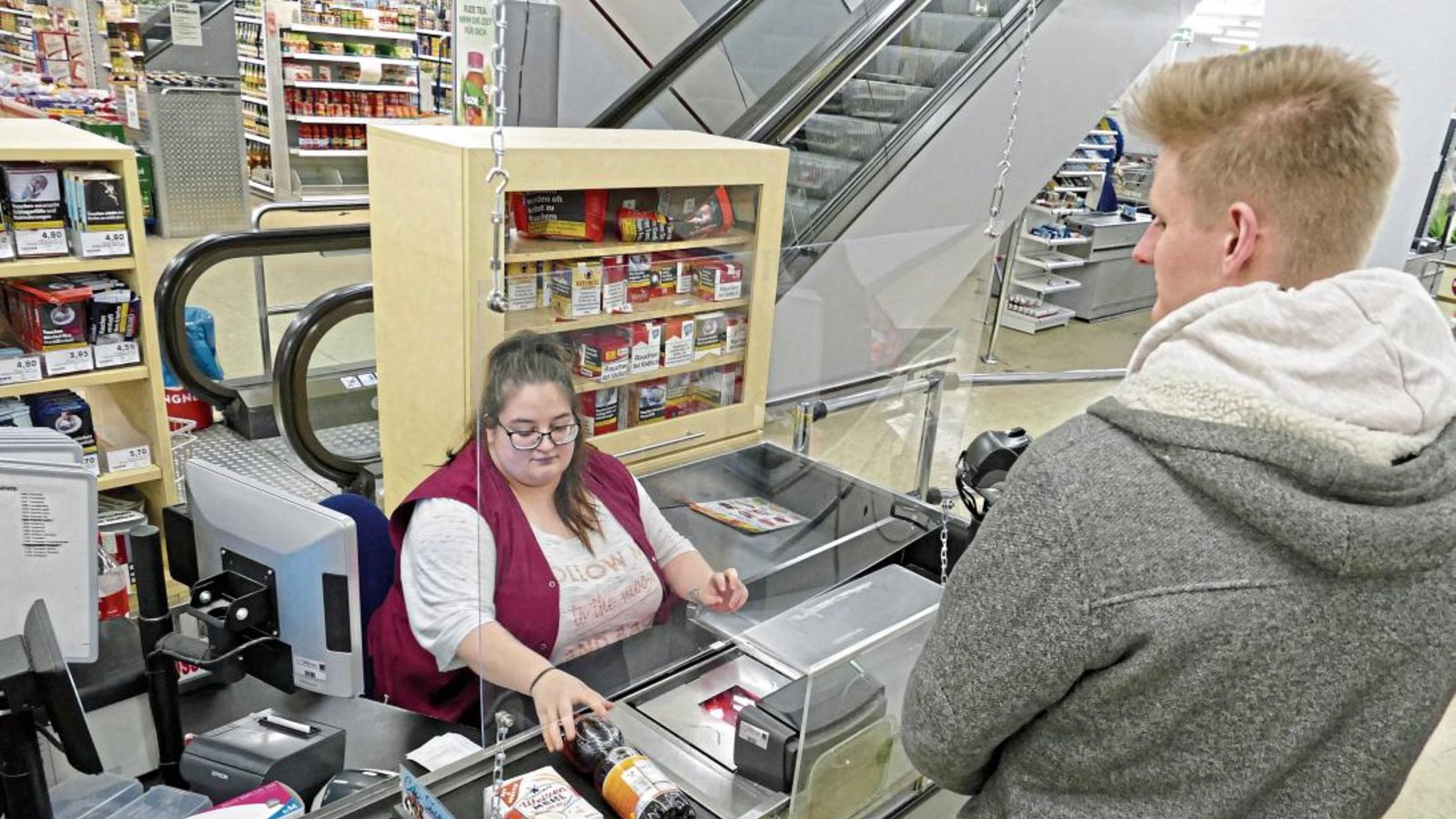 „Ich habe keine Angst“, sagt Kassiererin Sabrina Eberle, die im City-Supermarkt Pischzan arbeitet. Eher schon findet sie in Corona-Zeiten uneinsichtige und pöbelnde Kunden unangenehm.  Foto: Roth