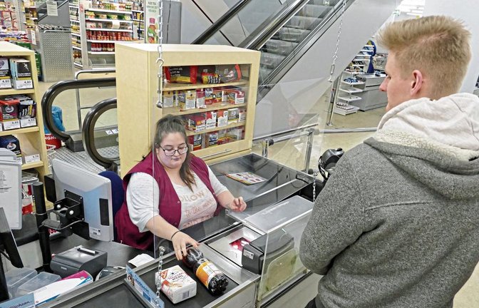 „Ich habe keine Angst“, sagt Kassiererin Sabrina Eberle, die im City-Supermarkt Pischzan arbeitet. Eher schon findet sie in Corona-Zeiten uneinsichtige und pöbelnde Kunden unangenehm.  Foto: Roth