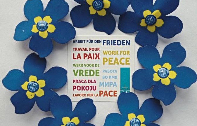 Die Spendensammler des Volksbundes Deutsche Kriegsgräberfürsorge sind ab heute wieder unterwegs. Ihr Anstecker bringt den Wunsch zum Ausdruck, dass die Opfer der Kriege und Gewalt, ohne Unterschiede der Nation, nicht vergessen werden dürfen. In der Vaihin