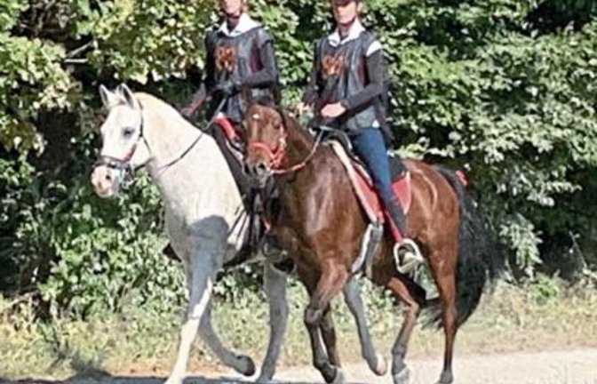 Barysch mit Sina Röhm im Sattel (von links) wurde auf seinem zweiten Distanzritt von Finnja Röhm auf Whiskey begleitet. Foto: privat