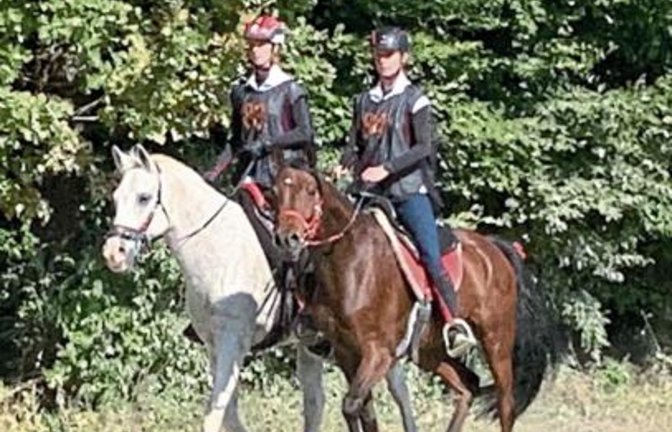 Barysch mit Sina Röhm im Sattel (von links) wurde auf seinem zweiten Distanzritt von Finnja Röhm auf Whiskey begleitet. Foto: privat