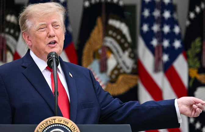 Hat er bereits einen Notfallplan in der Hinterhand? Sollten die Umfrageinstitute Recht behalten und die Demokraten die Zwischenwahlen gewinnen, könnte Donald Trump auf ungewöhnliche Art und Weise reagieren.<span class='image-autor'>JIM WATSON/afp</span>