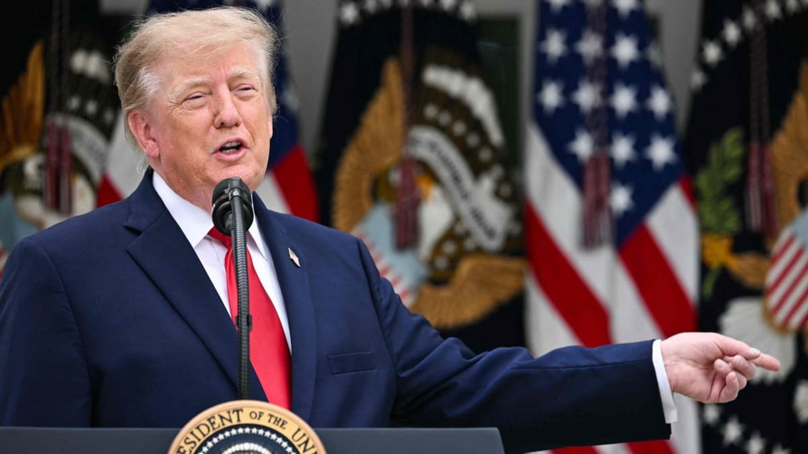 Hat er bereits einen Notfallplan in der Hinterhand? Sollten die Umfrageinstitute Recht behalten und die Demokraten die Zwischenwahlen gewinnen, könnte Donald Trump auf ungewöhnliche Art und Weise reagieren.JIM WATSON/afp Hat er bereits einen Notfallplan in der Hinterhand? Sollten die Umfrageinstitute Recht behalten und die Demokraten die Zwischenwahlen gewinnen, könnte Donald Trump auf ungewöhnliche Art und Weise reagieren.JIM WATSON/afp