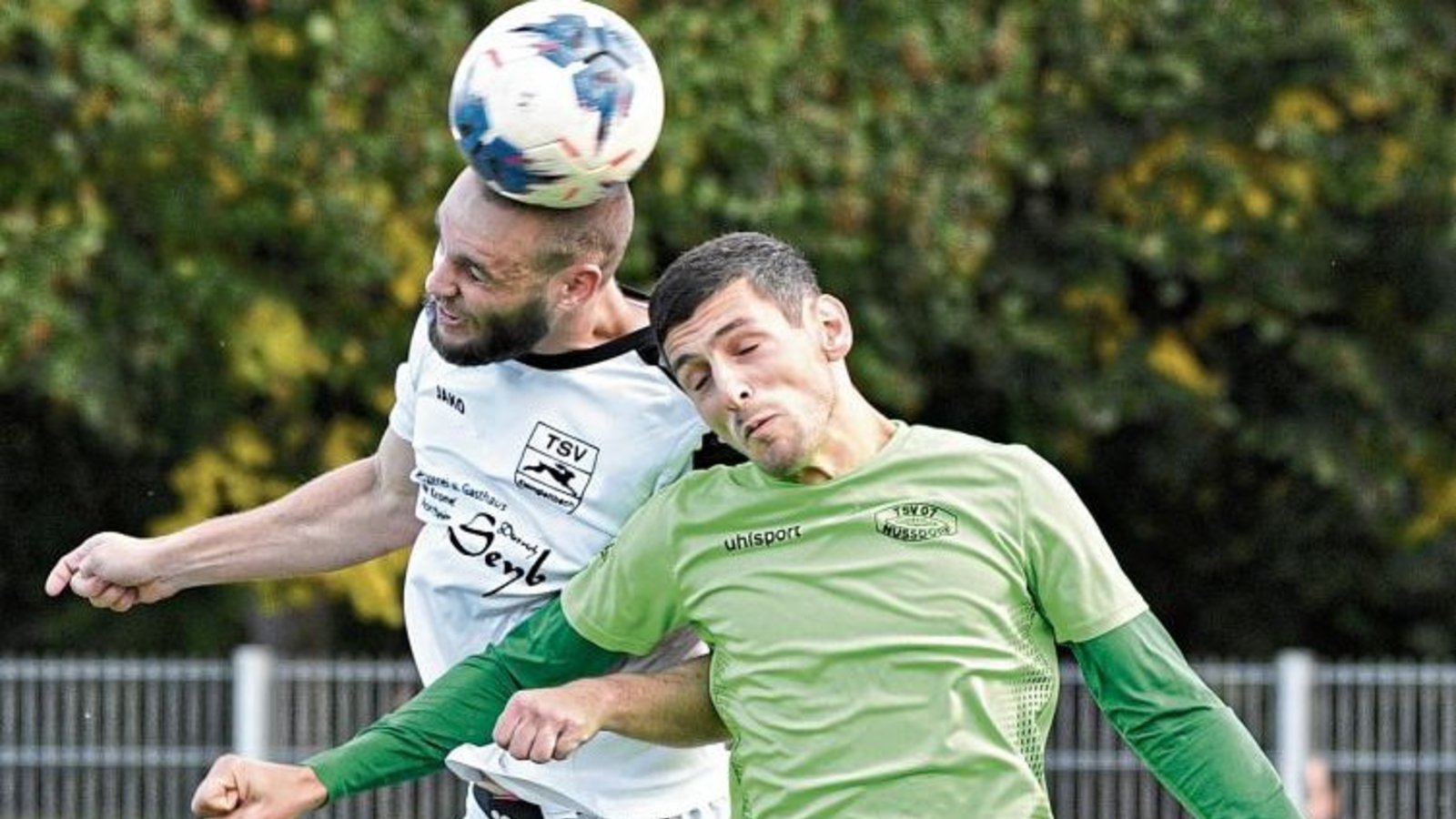Da kann sich Nussdorfs Spielertrainer Sinan Yilmaz (rechts) noch so strecken. Kleinglattbachs Daniel Linder hat bei diesem Kopfballduell das bessere Timing. Foto: Leitner Da kann sich Nussdorfs Spielertrainer Sinan Yilmaz (rechts) noch so strecken. Kleinglattbachs Daniel Linder hat bei diesem Kopfballduell das bessere Timing. Foto: Leitner
