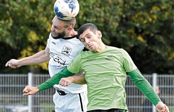 Da kann sich Nussdorfs Spielertrainer Sinan Yilmaz (rechts) noch so strecken. Kleinglattbachs Daniel Linder hat bei diesem Kopfballduell das bessere Timing. Foto: Leitner
