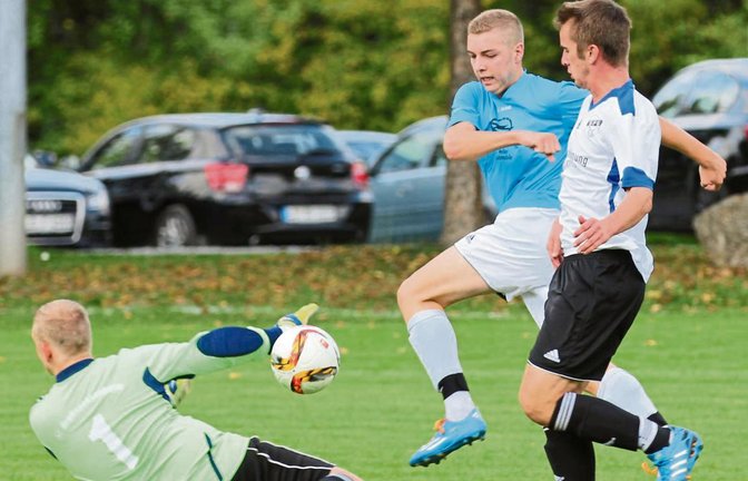 SFG-Torwart Lars Eppinger (links) und Kai Rupertus verhindern einen Treffer von Häfnerhaslachs Marco Hirsch. David Jovanovic staubt allerdings zum zwischenzeitlichen 3:0 ab, bevor Eppinger den Ball sichern kann. Foto: Nachreiner