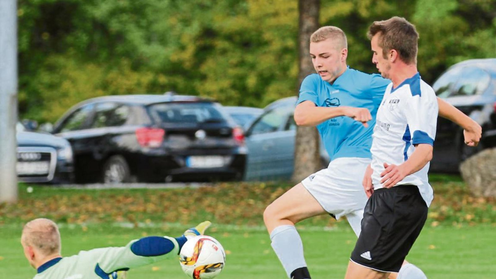 SFG-Torwart Lars Eppinger (links) und Kai Rupertus verhindern einen Treffer von Häfnerhaslachs Marco Hirsch. David Jovanovic staubt allerdings zum zwischenzeitlichen 3:0 ab, bevor Eppinger den Ball sichern kann. Foto: Nachreiner SFG-Torwart Lars Eppinger (links) und Kai Rupertus verhindern einen Treffer von Häfnerhaslachs Marco Hirsch. David Jovanovic staubt allerdings zum zwischenzeitlichen 3:0 ab, bevor Eppinger den Ball sichern kann. Foto: Nachreiner