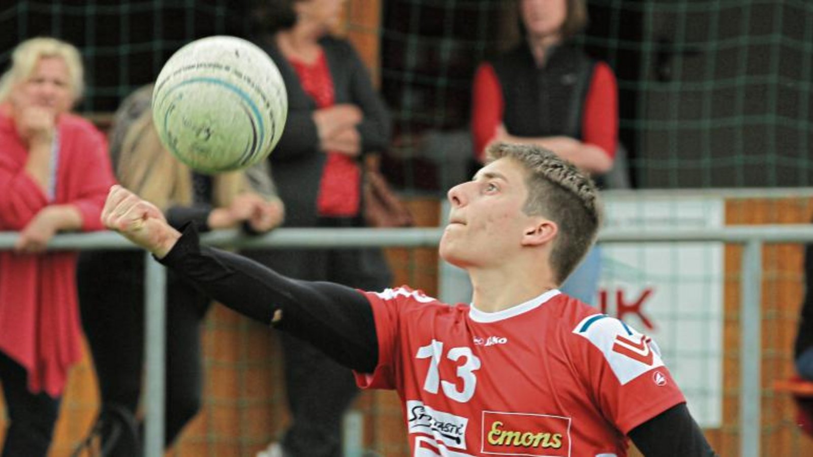 Jakob Kilpper und die Faustballer des TV Vaihingen haben den dritten Sieg im dritten Saisonspiel eingefahren. Foto: Archiv/Nachreiner Jakob Kilpper und die Faustballer des TV Vaihingen haben den dritten Sieg im dritten Saisonspiel eingefahren. Foto: Archiv/Nachreiner