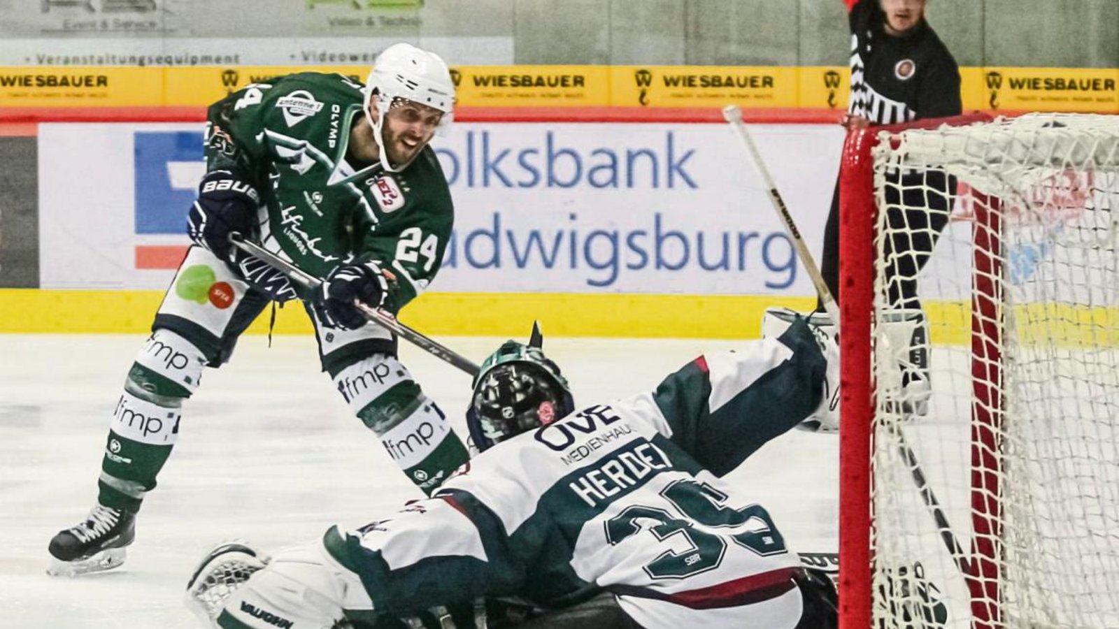 Nach einem Abpraller von der Bande hinter dem Tor erzielt Bietigheims David Wrigley (links) den 5:1-Endstand gegen Timo Herden. Foto: Simecek Nach einem Abpraller von der Bande hinter dem Tor erzielt Bietigheims David Wrigley (links) den 5:1-Endstand gegen Timo Herden. Foto: Simecek