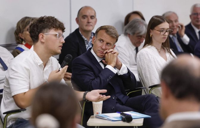 Auch der Besuch des Präsidenten konnte die Schüler am Lycée in Mende nicht vom Handyverbot überzeugen.<span class='image-autor'>Guillaume Horcajuelo/afp</span>