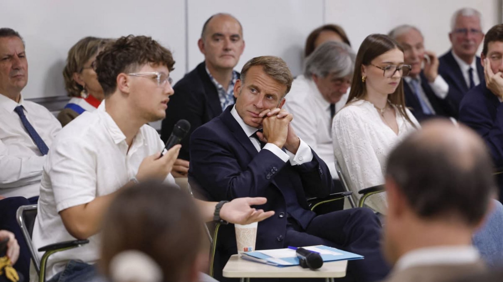 Auch der Besuch des Präsidenten konnte die Schüler am Lycée in Mende nicht vom Handyverbot überzeugen.Guillaume Horcajuelo/afp Auch der Besuch des Präsidenten konnte die Schüler am Lycée in Mende nicht vom Handyverbot überzeugen.Guillaume Horcajuelo/afp