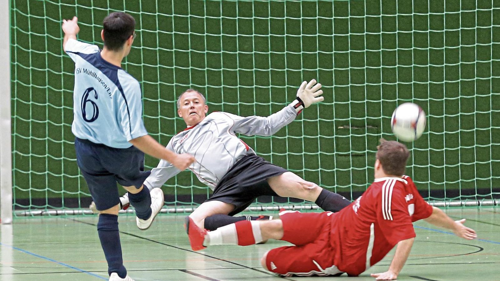 Lange ist es her, dass sich die SGM Roßwag/Mühlhausen und der TSV Großglattbach im Mühlacker Hallenstadtpokal direkt gegenüberstanden. Im Jahr 2014 macht sich der damalige TSV-Trainer Ralph Augenstein (Mitte) im Kasten der Großglattbacher breit, wird aber von einem Mühlhausener verladen. Foto: Archiv/Küppers Lange ist es her, dass sich die SGM Roßwag/Mühlhausen und der TSV Großglattbach im Mühlacker Hallenstadtpokal direkt gegenüberstanden. Im Jahr 2014 macht sich der damalige TSV-Trainer Ralph Augenstein (Mitte) im Kasten der Großglattbacher breit, wird aber von einem Mühlhausener verladen. Foto: Archiv/Küppers