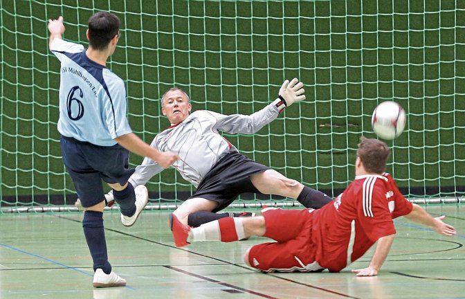 Lange ist es her, dass sich die SGM Roßwag/Mühlhausen und der TSV Großglattbach im Mühlacker Hallenstadtpokal direkt gegenüberstanden. Im Jahr 2014 macht sich der damalige TSV-Trainer Ralph Augenstein (Mitte) im Kasten der Großglattbacher breit, wird aber von einem Mühlhausener verladen. Foto: Archiv/Küppers