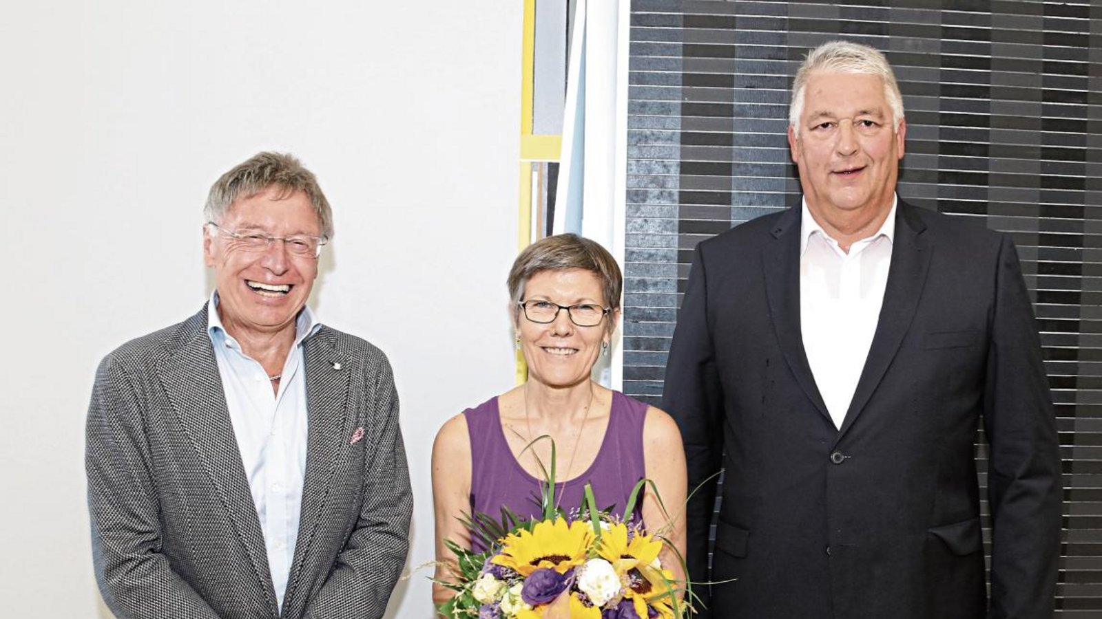 Verleihung der Bürgermedaille: von links Peter Klein, Alison Klein und Bürgermeister Peter Schäfer. Foto: Bögel