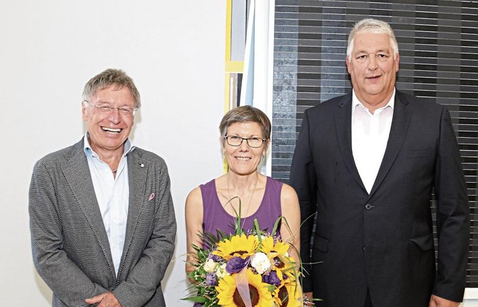 Verleihung der Bürgermedaille: von links Peter Klein, Alison Klein und Bürgermeister Peter Schäfer. Foto: Bögel
