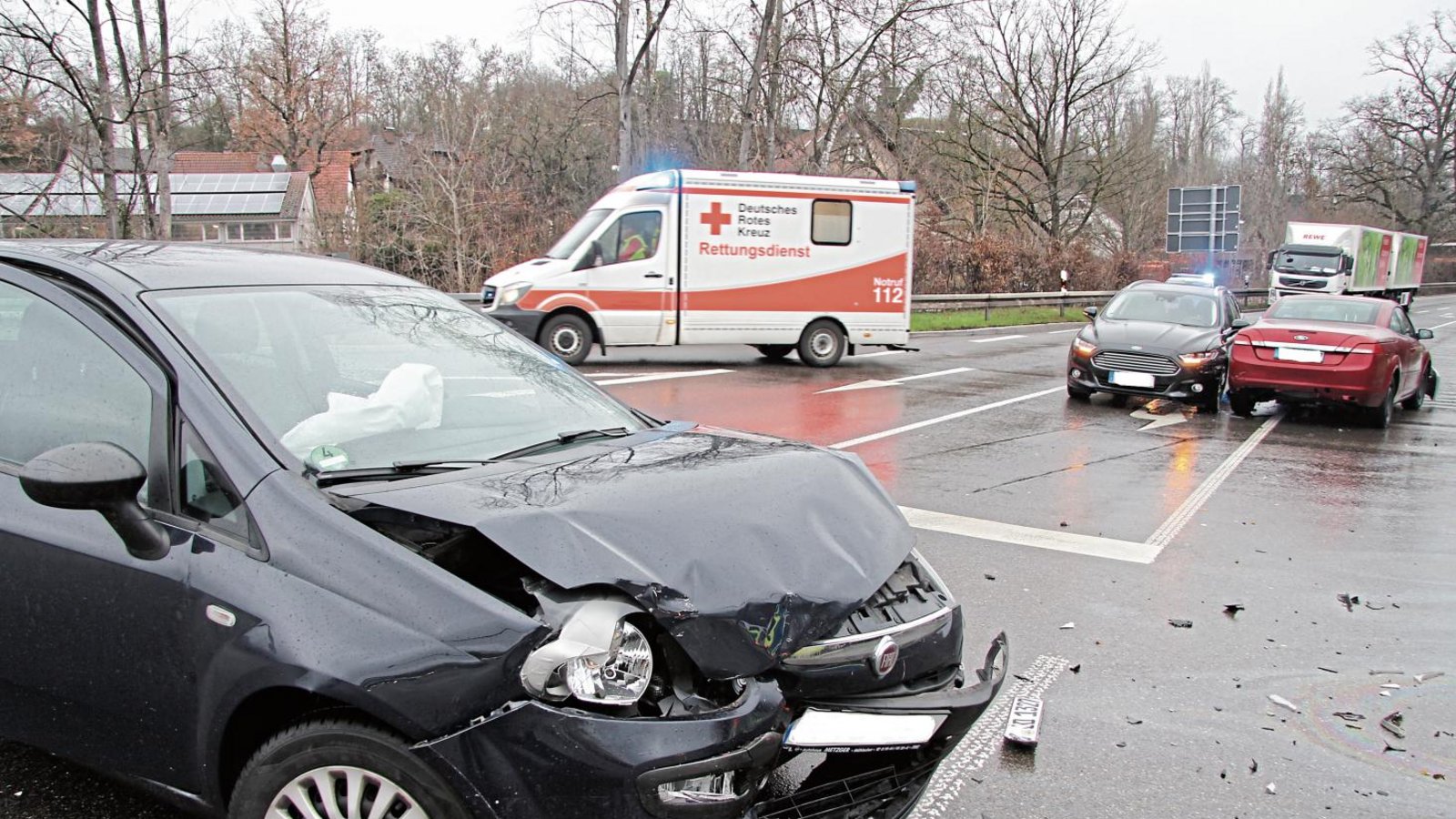 Eine Autofahrerin soll laut Polizei bei Rot in die Kreuzung eingefahren sein und so den Zusammenstoß verursacht haben. Foto: Banholzer Eine Autofahrerin soll laut Polizei bei Rot in die Kreuzung eingefahren sein und so den Zusammenstoß verursacht haben. Foto: Banholzer