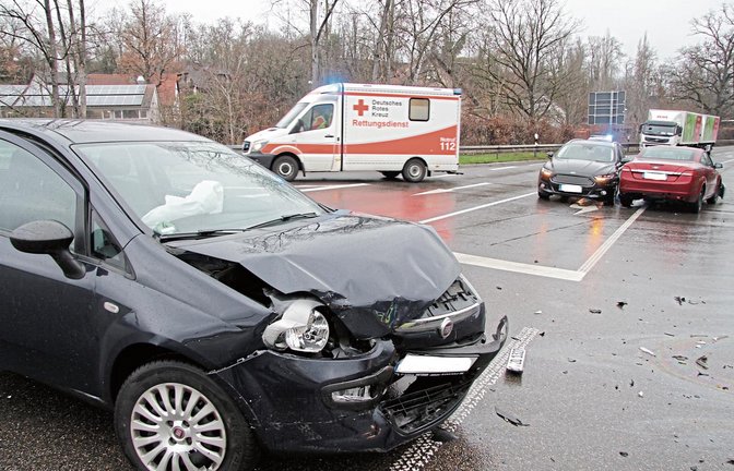 Eine Autofahrerin soll laut Polizei bei Rot in die Kreuzung eingefahren sein und so den Zusammenstoß verursacht haben.  Foto: Banholzer