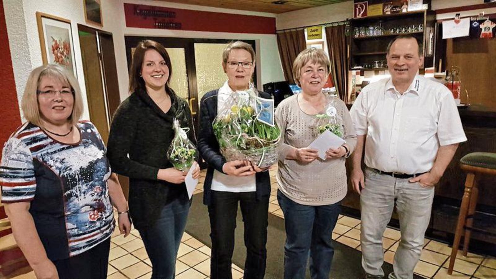 Verabschiedung beim Turnverein Sersheim – von links Gerlinde Götz, die Ältestenratsvorsitzende, Julia Weh, Birgit Zeeb, Sigrid Nolle und Vorstand Gerd Kurfiß. Foto: p