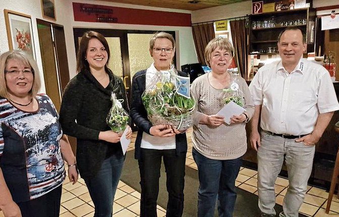 Verabschiedung beim Turnverein Sersheim – von links Gerlinde Götz, die Ältestenratsvorsitzende, Julia Weh, Birgit Zeeb, Sigrid Nolle und Vorstand Gerd Kurfiß. Foto: p