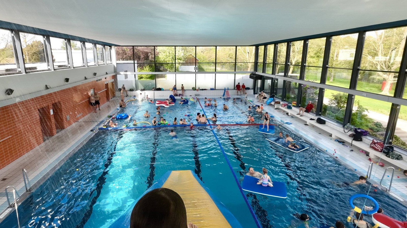 Die Hallenbadsaison soll am Dienstag beginnen. Aktuell macht der Stadt aber noch eine undichte Stelle im Dach zu schaffen. Archivfoto: p Die Hallenbadsaison soll am Dienstag beginnen. Aktuell macht der Stadt aber noch eine undichte Stelle im Dach zu schaffen. Archivfoto: p