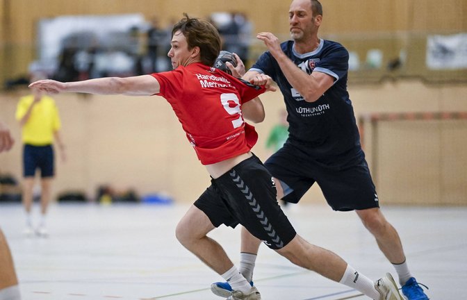 Kaum zu bremsen ist Florian Hein (links) vom HC Metter-Enz im Spiel gegen die SG BBM Bietigheim III. <span class='image-autor'>Foto: Leitner</span>