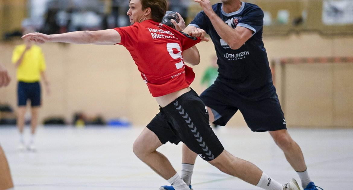 HC Metter Enz (rotes Trikot) - BBM Bietigheim4, 17.10.2026<br>Handball, Neckar-Franken, Männer Bezirksliga Gruppe 1,<br>Florian Hein (HC Metter-Enz, #09) beim Wurf, Foto: Leitner