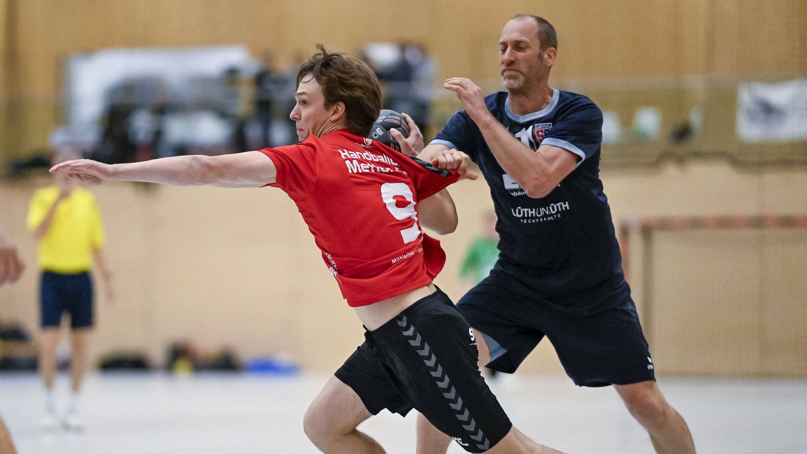 Kaum zu bremsen ist Florian Hein (links) vom HC Metter-Enz im Spiel gegen die SG BBM Bietigheim III. Foto: Leitner Kaum zu bremsen ist Florian Hein (links) vom HC Metter-Enz im Spiel gegen die SG BBM Bietigheim III. Foto: Leitner