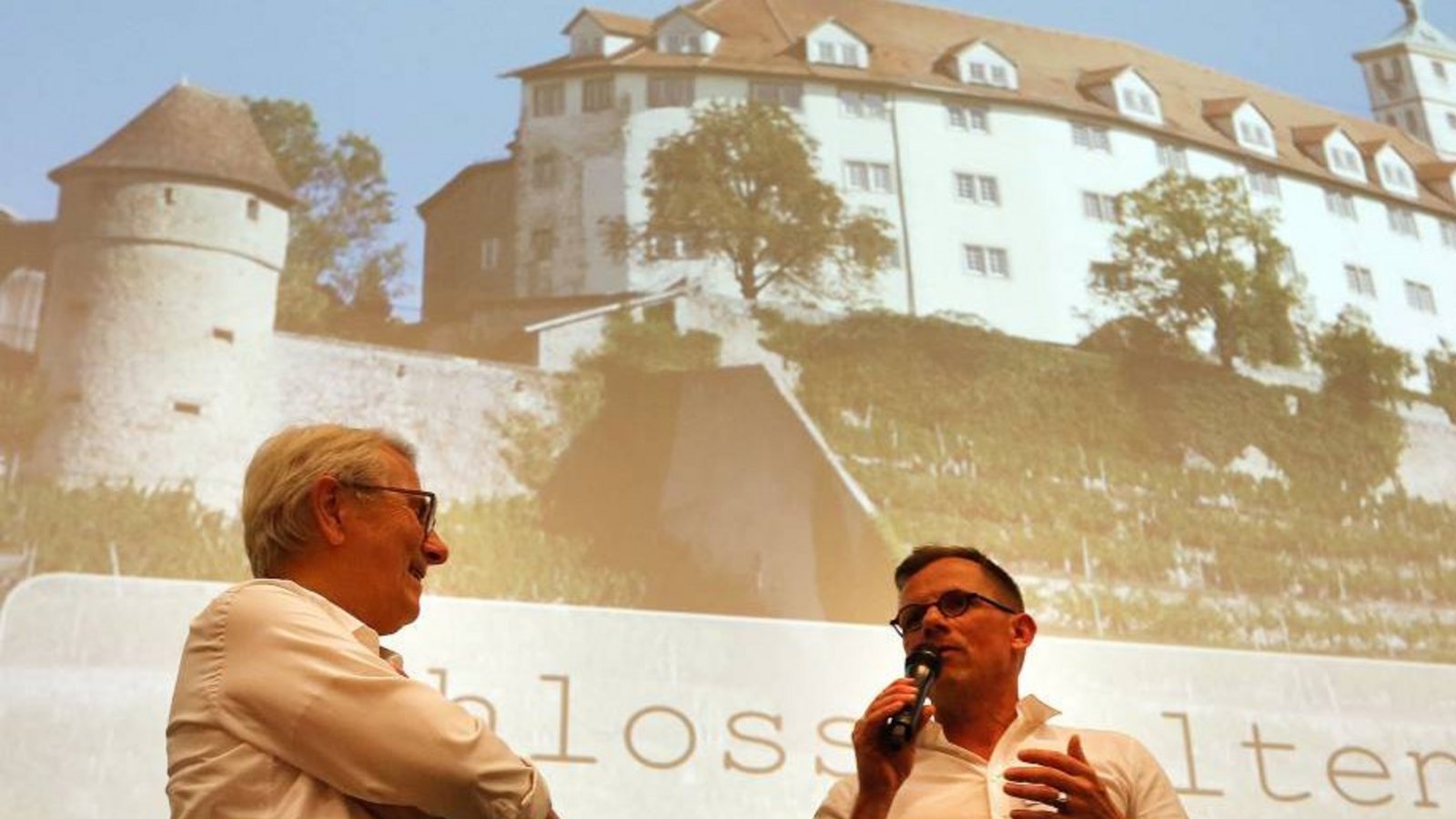 Was tut sich im Schloss? Investor Wolfgang Scheidtweiler (links) und OB Uwe Skrzypek-Muth im Sommer 2025. Archivfoto: Küppers
