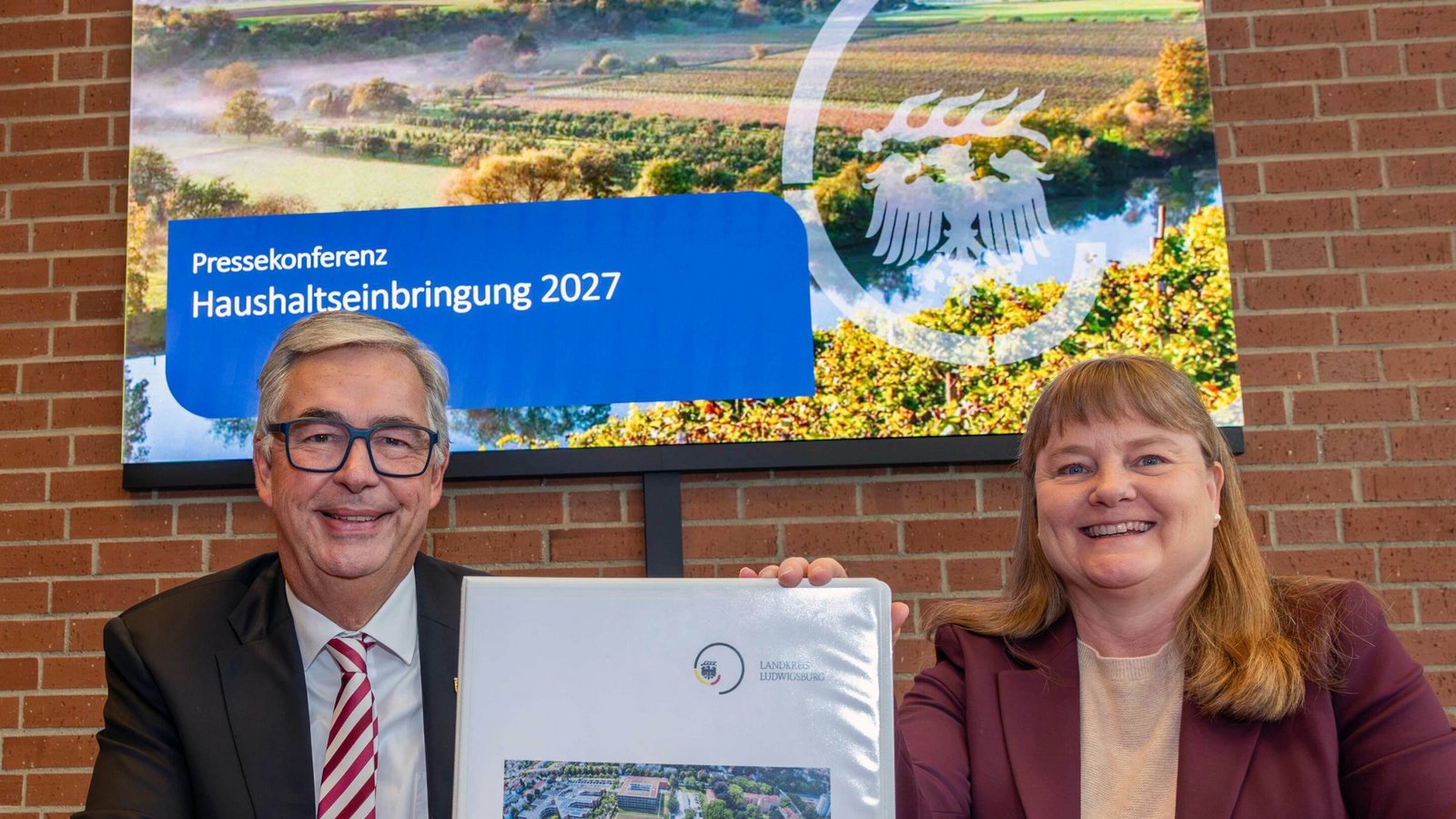 Landrat Dietmar Allgaier und Finanzdezernentin Bettina Beck präsentieren in Ludwigsburg den Haushaltsplan 2027. Foto: Kalb
