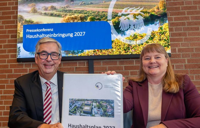 Landrat Dietmar Allgaier und Finanzdezernentin Bettina Beck präsentieren in Ludwigsburg den Haushaltsplan 2027. <span class='image-autor'>Foto: Kalb</span>