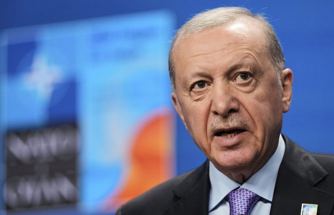Der türkische Präsident Erdogan begrüßt die Waffenniederlegung der PKK.<span class='image-autor'>Foto: Matthias Schrader/AP/dpa</span>