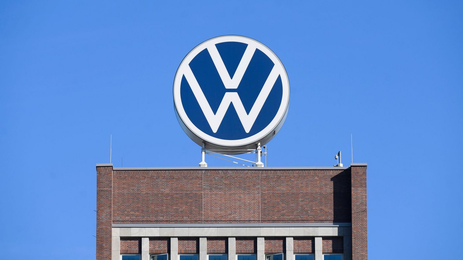 Das VW-Logo steht auf dem Markenhochhaus im Wolfsburger Stammwerk.Foto: Julian Stratenschulte/dpa