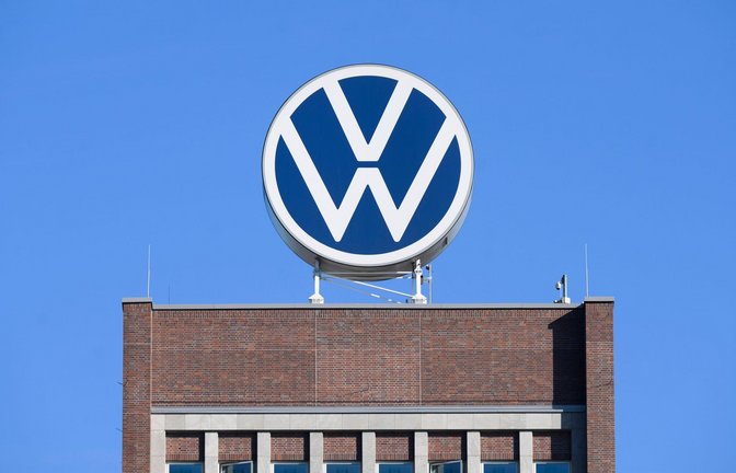Das VW-Logo steht auf dem Markenhochhaus im Wolfsburger Stammwerk.<span class='image-autor'>Foto: Julian Stratenschulte/dpa</span>