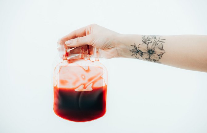Ob Sie Blut spenden dürfen, wenn Sie tätowiert sind, erfahren Sie im Artikel. Jetzt weiterlesen!<span class='image-autor'>Foto: LightField Studios / shutterstock.com</span>