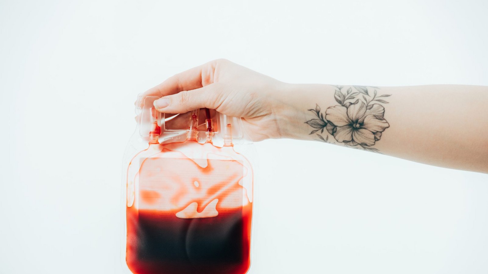Ob Sie Blut spenden dürfen, wenn Sie tätowiert sind, erfahren Sie im Artikel. Jetzt weiterlesen!Foto: LightField Studios / shutterstock.com
